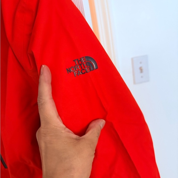 The North Face Women's Red Ski Jacket - Picture 4 of 4